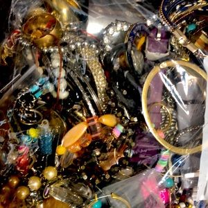 VINTAGE & MODERN STYLE COSTUME JEWELRY LOT 5lbs FOR CRAFTING & SOME WEARABLE
